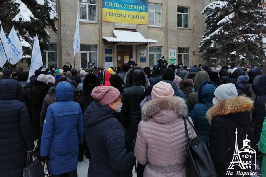 Медики Вінницької ЦРЛ пікетували райраду: не хочуть, щоб лікарню передавали місту (ФОТО, ВІДЕО) / Новости Винницы и области / Інформаційний портал На Париже Новини Вінниці / Медики Вінницької ЦРЛ пікетували райраду: не хочуть, щоб лікарню передавали місту (ФОТО, ВІДЕО)