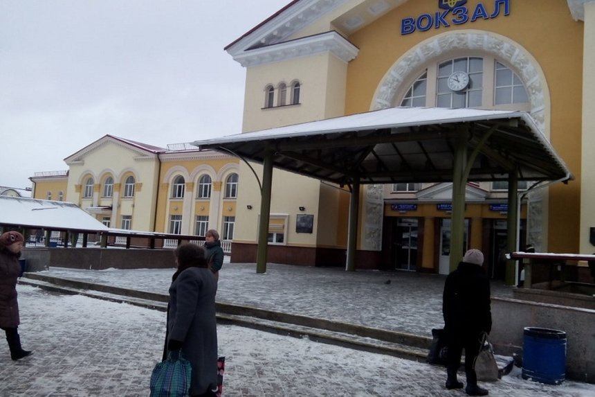 У Вінниці чоловік ледь не помер у вбиральні залізничного вокзалу (ВІДЕО) / Новости Винницы и области / Інформаційний портал На Париже Новини Вінниці / У Вінниці чоловік ледь не помер у вбиральні залізничного вокзалу (ВІДЕО)