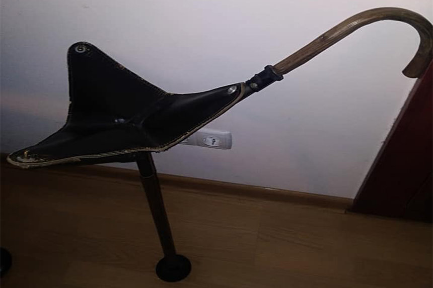 Неподалік Вінниці дослідники знайшли старовинний стілець чудернацької форми (ФОТО) / Новости Винницы и области / Інформаційний портал На Париже Новини Вінниці / Неподалік Вінниці дослідники знайшли старовинний стілець чудернацької форми (ФОТО)