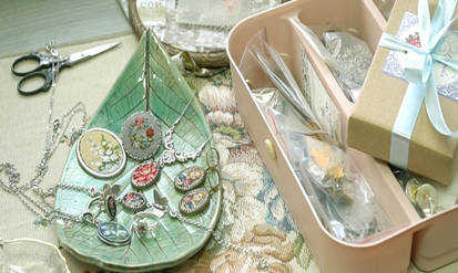 Вінничанка опанувала «мікровишивку» та створює дивовижні прикраси (ФОТО, ВІДЕО) / Новости Винницы и области / Інформаційний портал На Парижі Новини Вінниці / Вінничанка опанувала «мікровишивку» та створює дивовижні прикраси (ФОТО, ВІДЕО)