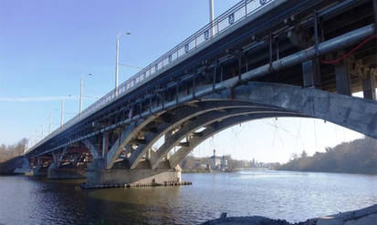 Стрибнути з мосту за 100 гривень: у Вінниці патрульні зупинили п’яного «самогубцю» (ВІДЕО) / Новости Винницы и области / Інформаційний портал На Парижі Новини Вінниці / Стрибнути з мосту за 100 гривень: у Вінниці патрульні зупинили п’яного «самогубцю» (ВІДЕО)