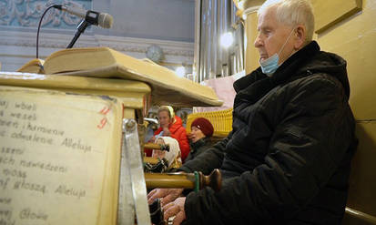 У костелі на Вінниччині зберігся старовинний орган і органіст, який грає на цьому інструменті останні 60 років (ВІДЕО) / Новости Винницы и области / Інформаційний портал На Парижі Новини Вінниці / У костелі на Вінниччині зберігся старовинний орган і органіст, який грає на цьому інструменті останні 60 років (ВІДЕО)