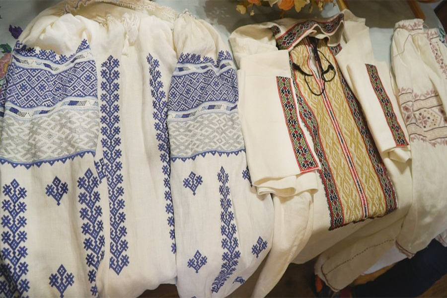 У приватній колекції вінничанки близько сотні старовинних вишиванок (ФОТО) / Новости Винницы и области / Інформаційний портал На Париже Новини Вінниці / У приватній колекції вінничанки близько сотні старовинних вишиванок (ФОТО)