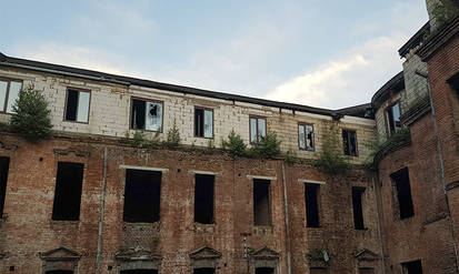 З історичної будівлі у центрі Вінниці невідомі б’ють та виносять вікна / Новости Винницы и области / Інформаційний портал На Парижі Новини Вінниці / З історичної будівлі у центрі Вінниці невідомі б’ють та виносять вікна