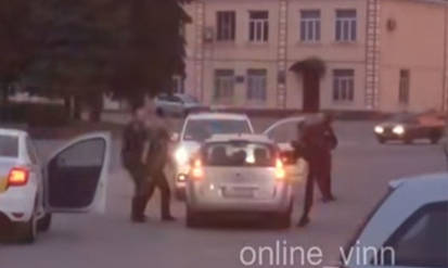 У Калинівці патрульні ногами намагалися розбити скло автівки, щоб затримати водія (ВІДЕО) / Новости Винницы и области / Інформаційний портал На Парижі Новини Вінниці / У Калинівці патрульні ногами намагалися розбити скло автівки, щоб затримати водія (ВІДЕО)
