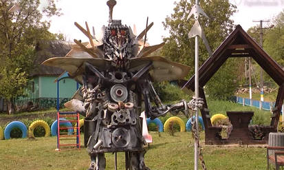 Фермер з Вінниччини перетворює старі запчастини на трансформерів та драконів / Новости Винницы и области / Інформаційний портал На Парижі Новини Вінниці / Фермер з Вінниччини перетворює старі запчастини на трансформерів та драконів