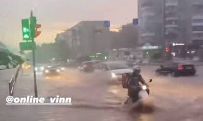 Наслідки перетворення Вінниці у Венецію: автівки стали «амфібіями», пішоходи долали дороги по коліна у воді, до кількох мікрорайонів кликали рятувальників (ВІДЕО) / Новости Винницы и области / Інформаційний портал На Парижі Новини Вінниці / Наслідки перетворення Вінниці у Венецію: автівки стали «амфібіями», пішоходи долали дороги по коліна у воді, до кількох мікрорайонів кликали рятувальників (ВІДЕО)