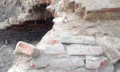 Поруч з котлованом у центрі Вінниці на глибині кількох метрів відкопали підземний тунель. Археологи можуть дозволити його знищити (ВІДЕО) / Новости Винницы и области / Інформаційний портал На Парижі Новини Вінниці / Поруч з котлованом у центрі Вінниці на глибині кількох метрів відкопали підземний тунель. Археологи можуть дозволити його знищити (ВІДЕО)