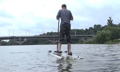 Вінничанин змайстрував водні лижі та сподівається, що така розвага, як ходіння по Південному Бугу, стане популярною (ВІДЕО) / Новости Винницы и области / Інформаційний портал На Парижі Новини Вінниці / Вінничанин змайстрував водні лижі та сподівається, що така розвага, як ходіння по Південному Бугу, стане популярною (ВІДЕО)