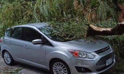 Наслідки негоди у Вінниці: вихор на Бугу, розбиті автівки та повалені дерева (ВІДЕО) / Новости Винницы и области / Інформаційний портал На Парижі Новини Вінниці / Наслідки негоди у Вінниці: вихор на Бугу, розбиті автівки та повалені дерева (ВІДЕО)