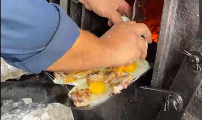 Яєчню на лопаті підсмажили у топці паровозу вузькоколійної залізниці поблизу Вінниччини (ВІДЕО) / Новости Винницы и области / Інформаційний портал На Парижі Новини Вінниці / Яєчню на лопаті підсмажили у топці паровозу вузькоколійної залізниці поблизу Вінниччини (ВІДЕО)