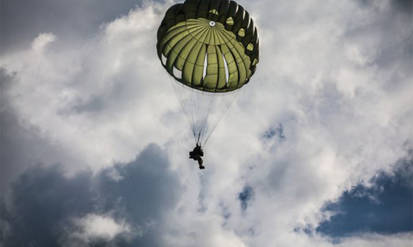 У небі над Вінницею бачили парашутиста. Жартують, що людина добирається на роботу (ВІДЕО) / Новости Винницы и области / Інформаційний портал На Парижі Новини Вінниці / У небі над Вінницею бачили парашутиста. Жартують, що людина добирається на роботу (ВІДЕО)
