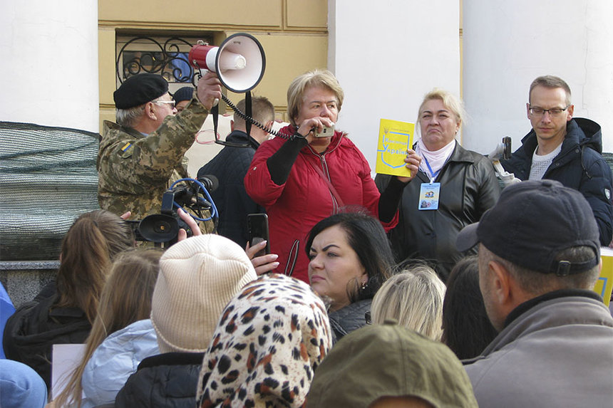 «Зривайте маски»: дві сотні прихильників «теорії змови» влаштували у Вінниці пікет біля театру / Новости Винницы и области / Інформаційний портал На Париже Новини Вінниці / «Зривайте маски»: дві сотні прихильників «теорії змови» влаштували у Вінниці пікет біля театру