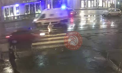 Дівчину відкинуло на три метри: у Ситуаційному центрі Вінниці оприлюднили відео ДТП на Соборній / Новости Винницы и области / Інформаційний портал На Парижі Новини Вінниці / Дівчину відкинуло на три метри: у Ситуаційному центрі Вінниці оприлюднили відео ДТП на Соборній