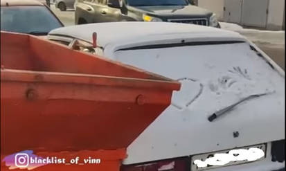 У Вінниці припарковані на узбіччі автівки пошкодив трактор, який посипав тротуар / Новости Винницы и области / Інформаційний портал На Парижі Новини Вінниці / У Вінниці припарковані на узбіччі автівки пошкодив трактор, який посипав тротуар