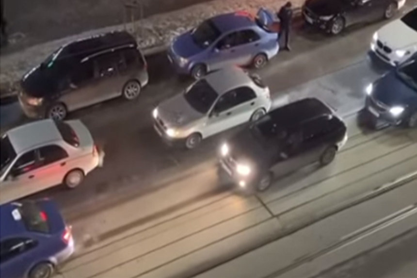 У Вінниці таксисти хочуть підвищення тарифів і провели попереджувальний «флешмоб» / Новости Винницы и области / Інформаційний портал На Париже Новини Вінниці / У Вінниці таксисти хочуть підвищення тарифів і провели попереджувальний «флешмоб»