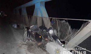 На Вінниччині мотоцикл врізався у бетонну огорожу: загинула 19-річна дівчина, а п’яного водія затримали / Новости Винницы и области / Інформаційний портал На Парижі Новини Вінниці / На Вінниччині мотоцикл врізався у бетонну огорожу: загинула 19-річна дівчина, а п’яного водія затримали