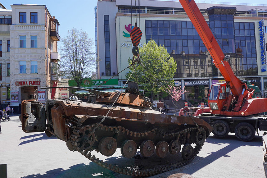 Розбиту російську техніку з центру Вінниці перевезли до Історико-меморіального комплексу пам’яті жертв нацизму / Новости Винницы и области / Інформаційний портал На Париже Новини Вінниці / Розбиту російську техніку з центру Вінниці перевезли до Історико-меморіального комплексу пам’яті жертв нацизму