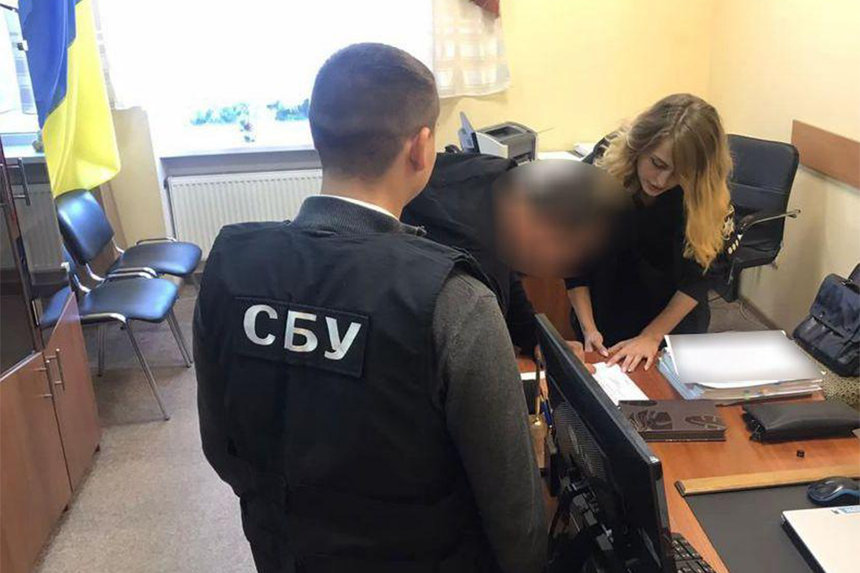 На Вінниччині викрили канал незаконного перетину кордону чоловіками: діловод реєстрував водіїв, які ввозили елітні автівки / Новости Винницы и области / Інформаційний портал На Париже Новини Вінниці / На Вінниччині викрили канал незаконного перетину кордону чоловіками: діловод реєстрував водіїв, які ввозили елітні автівки