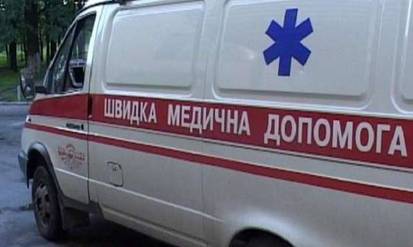 ДТП на Вінниччині: водія легковика рятують лікарі / Новости Винницы и области / Інформаційний портал На Парижі Новини Вінниці / ДТП на Вінниччині: водія легковика рятують лікарі