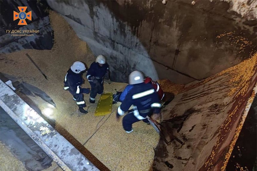 На Вінниччині тіло чоловіка вилучили із зернового бункеру / Новости Винницы и области / Інформаційний портал На Париже Новини Вінниці / На Вінниччині тіло чоловіка вилучили із зернового бункеру