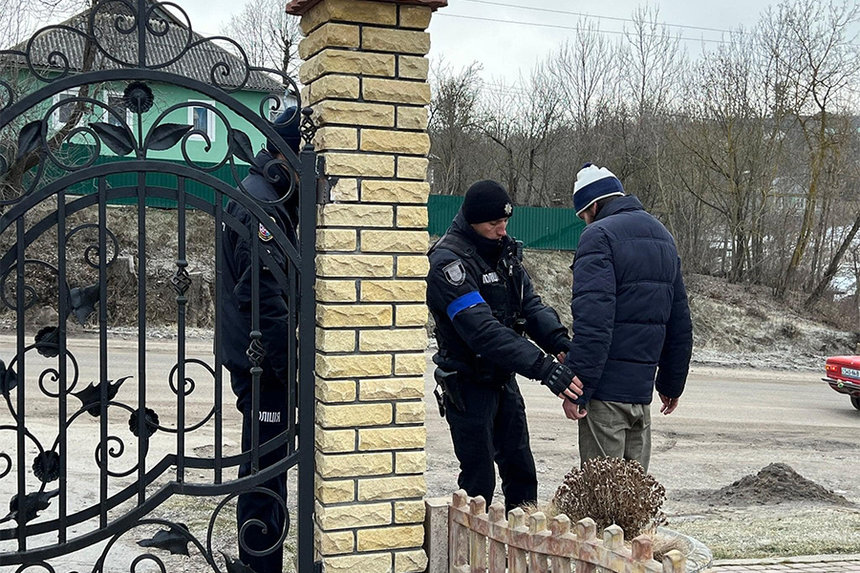 На Вінниччині хворий побив вікна у храмі, а церковники кажуть про «гоніння», підігруючи російській пропаганді / Новости Винницы и области / Інформаційний портал На Париже Новини Вінниці / На Вінниччині хворий побив вікна у храмі, а церковники кажуть про «гоніння», підігруючи російській пропаганді