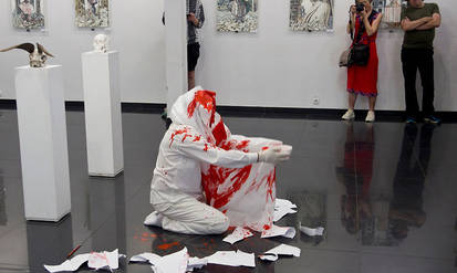 «War & Peace»: виставку у Вінниці художник Олександр Никитюк відкрив «кривавим» перформансом / Новости Винницы и области / Інформаційний портал На Парижі Новини Вінниці / «War & Peace»: виставку у Вінниці художник Олександр Никитюк відкрив «кривавим» перформансом