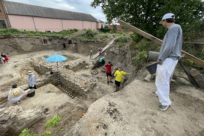 Під час розкопок у центрі Вінниці археологи знайшли козацькі люльки, старовинні монети та фрагменти вишуканого посуду / Новости Винницы и области / Інформаційний портал На Париже Новини Вінниці / Під час розкопок у центрі Вінниці археологи знайшли козацькі люльки, старовинні монети та фрагменти вишуканого посуду