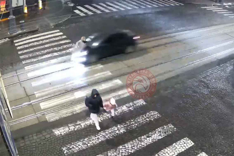 Моторошна аварія у середмісті Вінниці: Соборною «летіла» Mazda та збила жінку на «зебрі» / Новости Винницы и области / Інформаційний портал На Париже Новини Вінниці / Моторошна аварія у середмісті Вінниці: Соборною «летіла» Mazda та збила жінку на «зебрі»