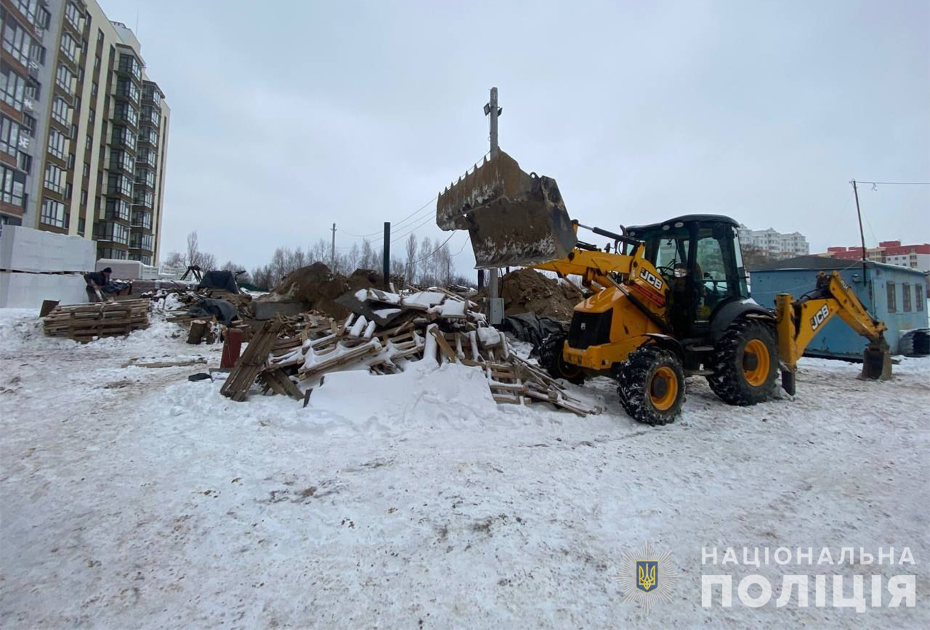 Новини Вінниці / У Вінниці на території будмайданчика з вантажівки зловмисник «злив» 200 літрів пального