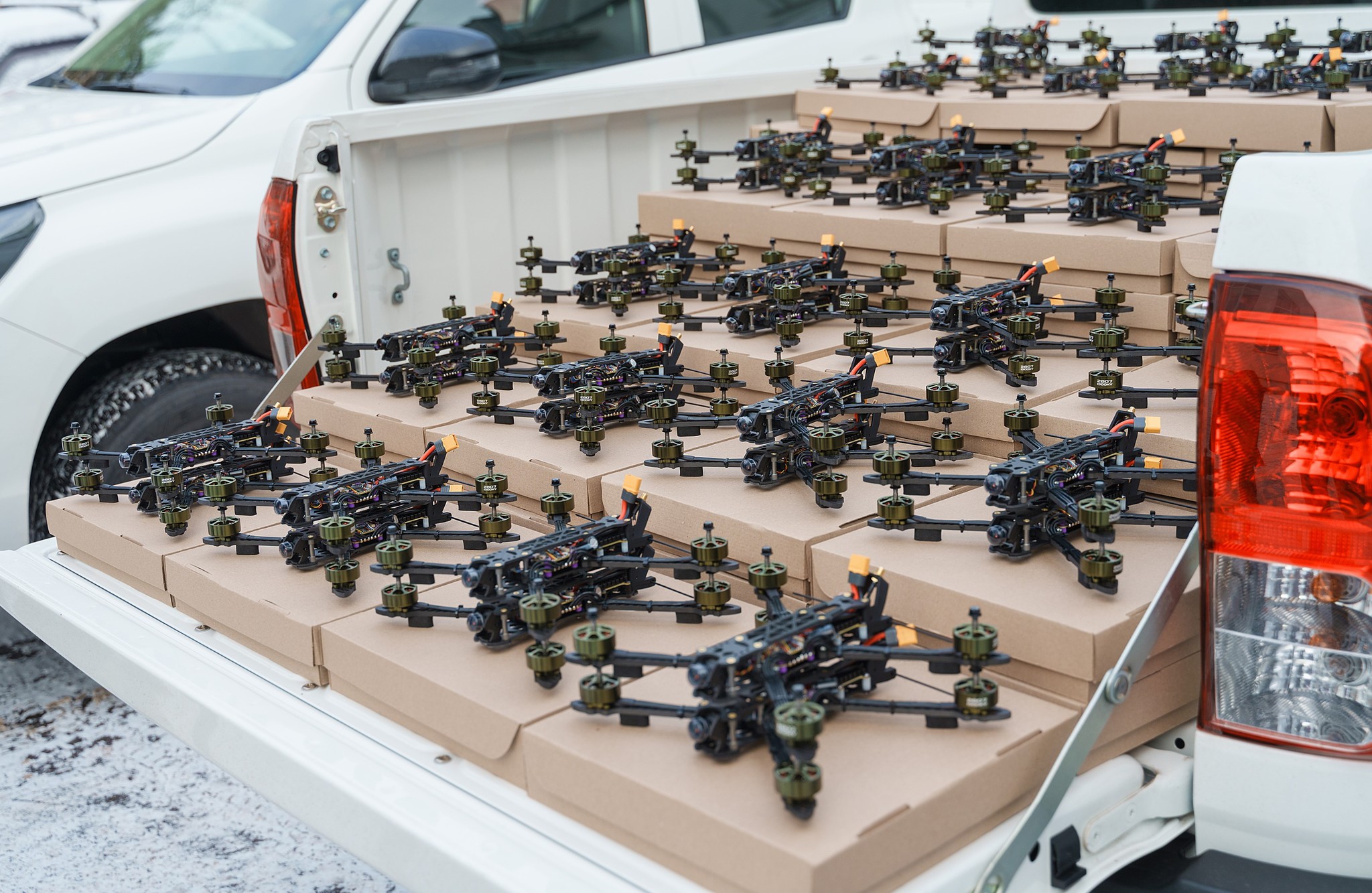 Новини Вінниці / Три пікапи та 200 FPV-дронів: Вінницька громада передала чергову партію допомоги двом військовим формуванням